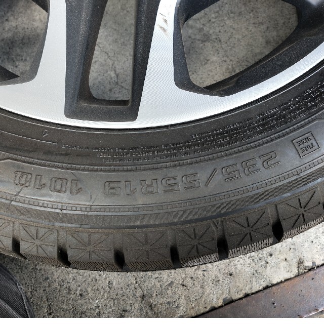 Goodyear(グッドイヤー)のRAV4　スタッドレス　タイヤ　235/55R19　アドベンチャー　新車外し 自動車/バイクの自動車(タイヤ・ホイールセット)の商品写真