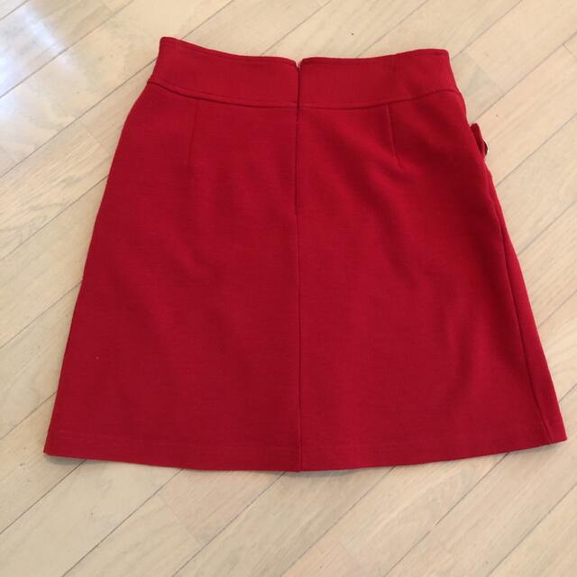 relacher(ルラシェ)のrelacher ルラシェ　ボタン　赤　膝丈　スカート レディースのスカート(ひざ丈スカート)の商品写真