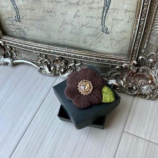 スワロフスキー(SWAROVSKI)のふっくらお花の毛糸刺繍ブローチ　ブラウン　シック　モノトーン(コサージュ/ブローチ)