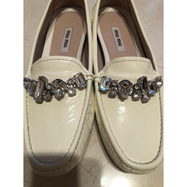 MIU MIU - miu miu 白エナメルビジューローファー 新品お値下げ MIU MIU - miu miu 白エナメルビジューローファー 新品お値下げ