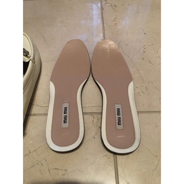 MIU MIU - miu miu 白エナメルビジューローファー 新品お値下げ MIU MIU - miu miu 白エナメルビジューローファー 新品お値下げ