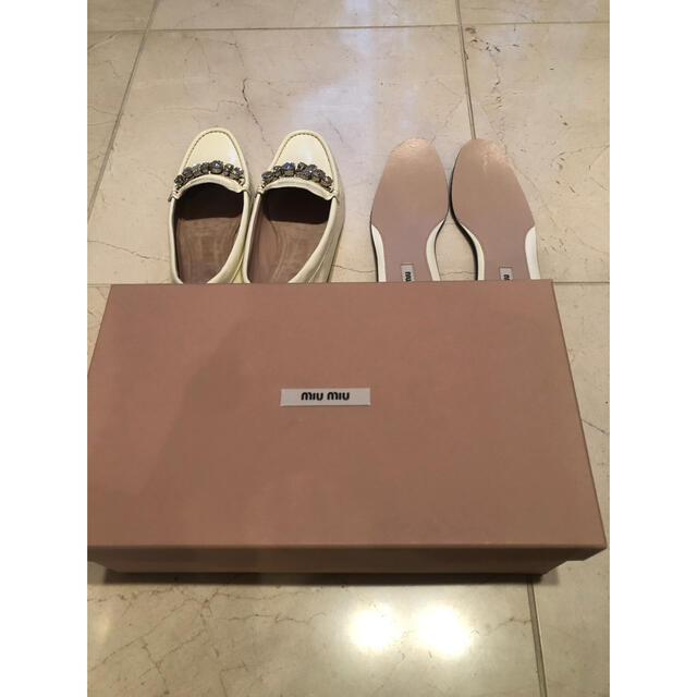 MIU MIU - miu miu 白エナメルビジューローファー 新品お値下げ MIU MIU - miu miu 白エナメルビジューローファー 新品お値下げ
