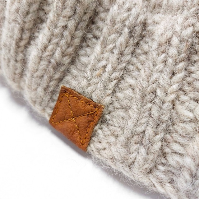 nest Robe(ネストローブ)のsisam✨シサム工房 ウール100% 本革レザーチャーム ローゲージ ニット帽 レディースの帽子(ニット帽/ビーニー)の商品写真