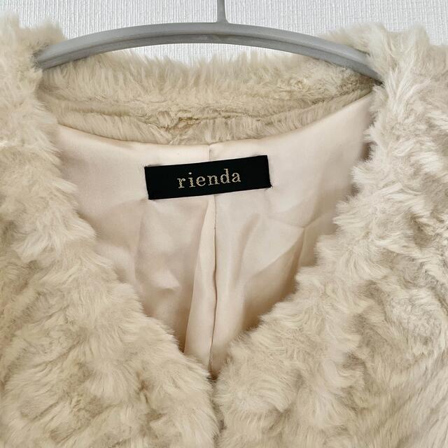 rienda(リエンダ)の限定価格！美品 rienda ファーコート 高級感 キレイめ ホワイト アウター レディースのジャケット/アウター(毛皮/ファーコート)の商品写真