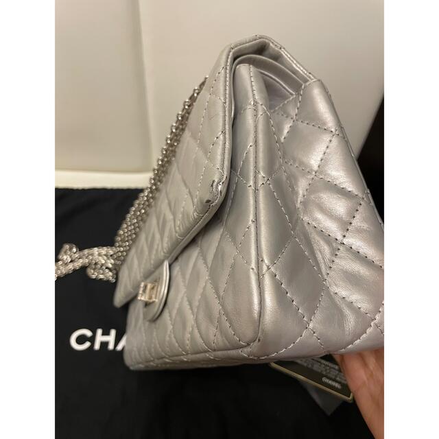 CHANEL(シャネル)の29日まで限定値下げ　CHANEL2.55 ダブルフラップ　マトラッセ　シルバー レディースのバッグ(ショルダーバッグ)の商品写真