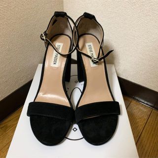 スティーブマデン(Steve Madden)のCARRSON ブラックスエードサンダル(サンダル)