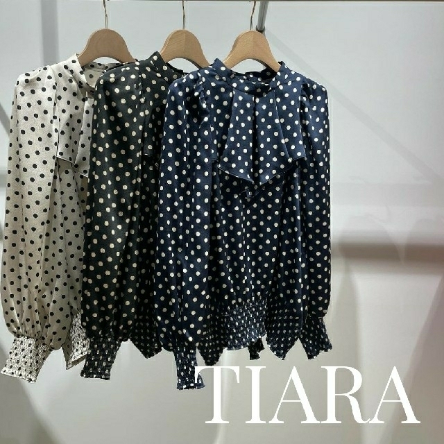 tiara(ティアラ)の新品 TIARA ハンマーサテンドットプリントフリルネックブラウス レディースのトップス(シャツ/ブラウス(長袖/七分))の商品写真