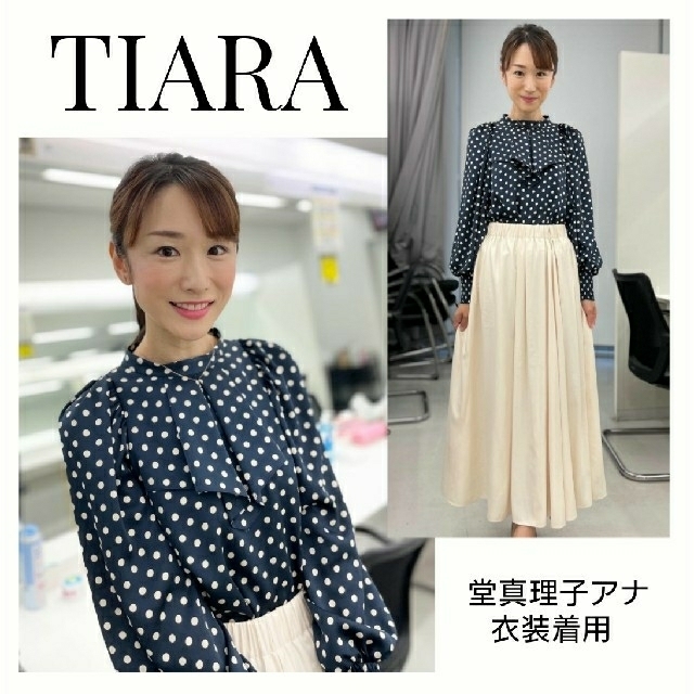 tiara(ティアラ)の新品 TIARA ハンマーサテンドットプリントフリルネックブラウス レディースのトップス(シャツ/ブラウス(長袖/七分))の商品写真