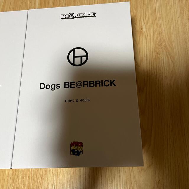 MEDICOM TOY(メディコムトイ)の新品未開封品　BE@RBRICK Dogs 100％ & 400％　2つ　セット エンタメ/ホビーのフィギュア(その他)の商品写真