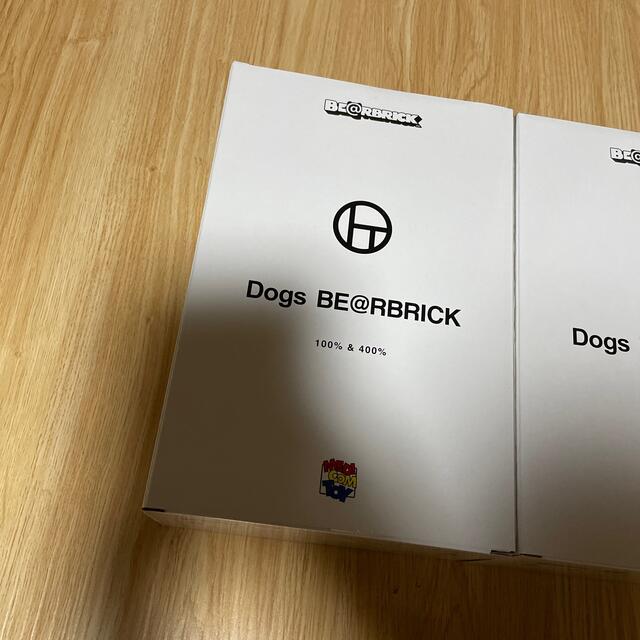 MEDICOM TOY(メディコムトイ)の新品未開封品　BE@RBRICK Dogs 100％ & 400％　2つ　セット エンタメ/ホビーのフィギュア(その他)の商品写真