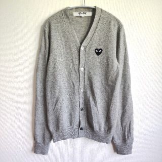 コムデギャルソン(COMME des GARCONS)のプレイコムデギャルソン 黒ハートワッペン グレーカーディガン(カーディガン)