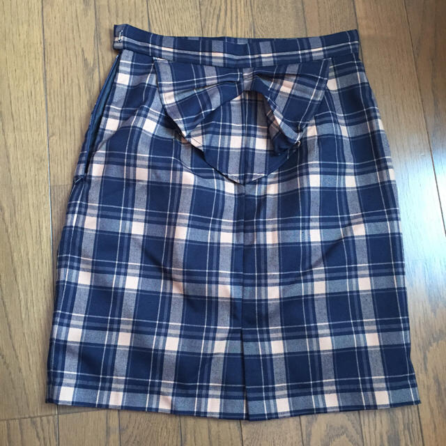 PATTERN fiona(パターンフィオナ)のバックフリル＊リボンタイトスカート レディースのスカート(ひざ丈スカート)の商品写真