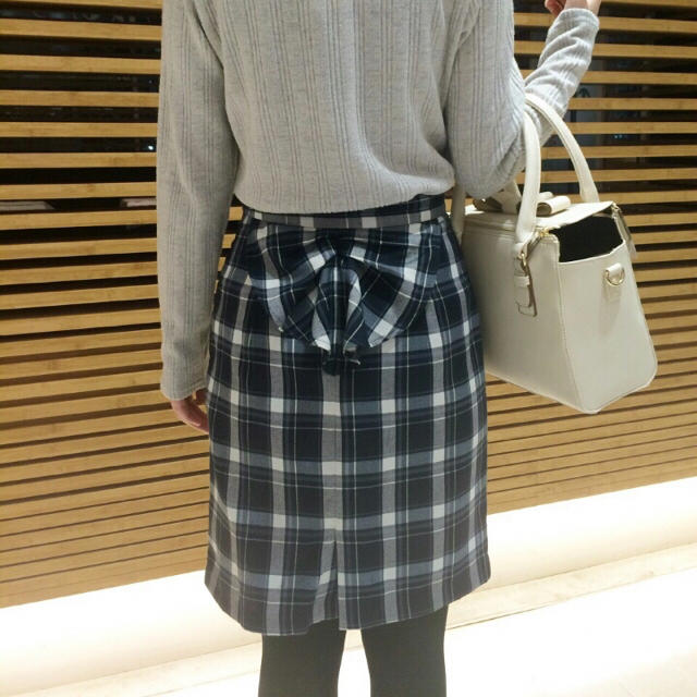PATTERN fiona(パターンフィオナ)のバックフリル＊リボンタイトスカート レディースのスカート(ひざ丈スカート)の商品写真