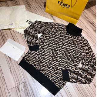 フェンディ(FENDI)の専用ページ　今季FENDIニットセーター(ニット/セーター)