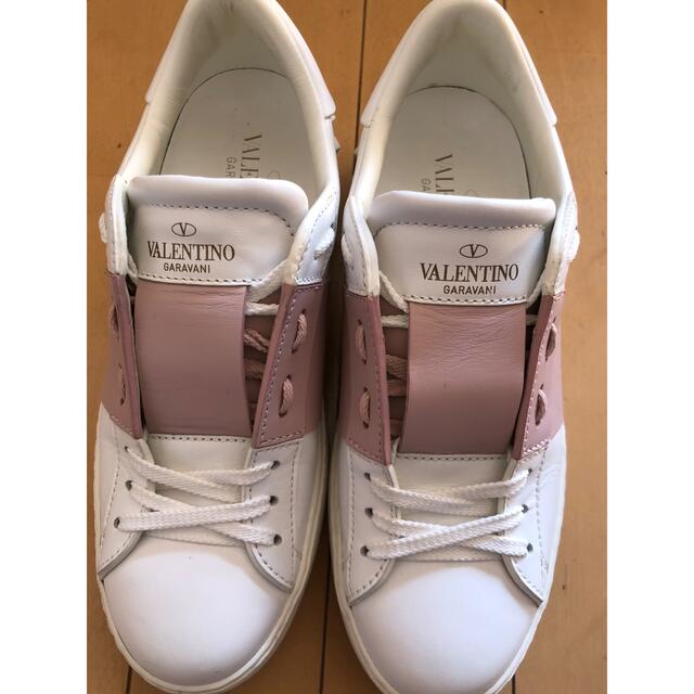 VALENTINO(ヴァレンティノ)の❤️バレンチノスタッズスニーカー❤️VALENTINO美品　箱付き レディースの靴/シューズ(スニーカー)の商品写真