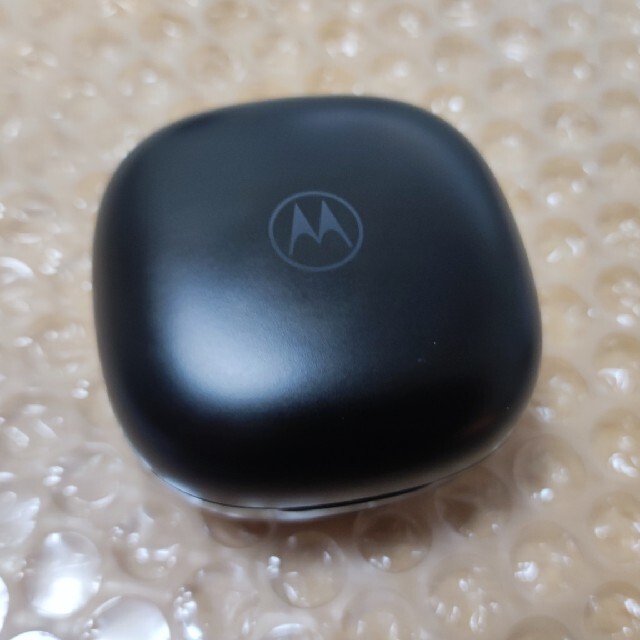 Motorola(モトローラ)のモトローラ moto g30のワイヤレスイヤフォン スマホ/家電/カメラのオーディオ機器(ヘッドフォン/イヤフォン)の商品写真