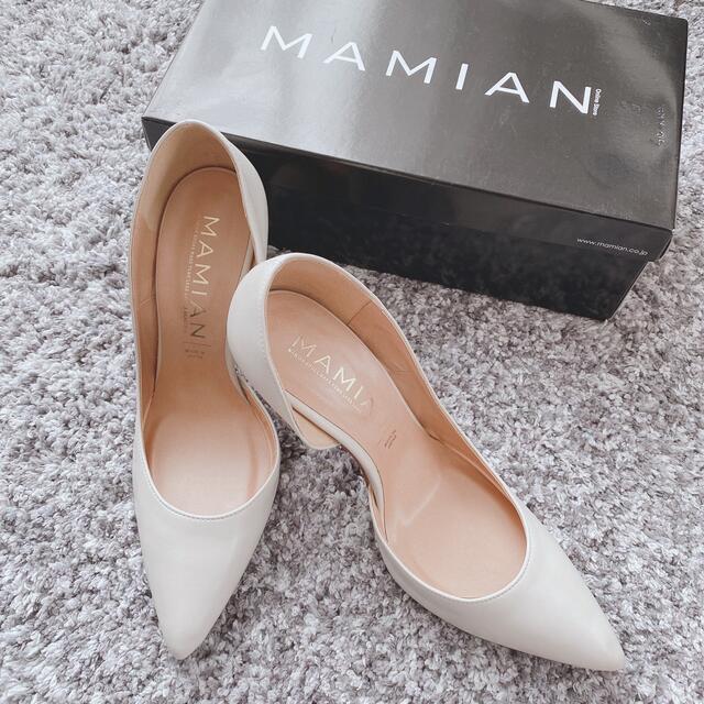 MAMIAN(マミアン)のMAMIAN ホワイト サイドカット パンプス レディースの靴/シューズ(ハイヒール/パンプス)の商品写真