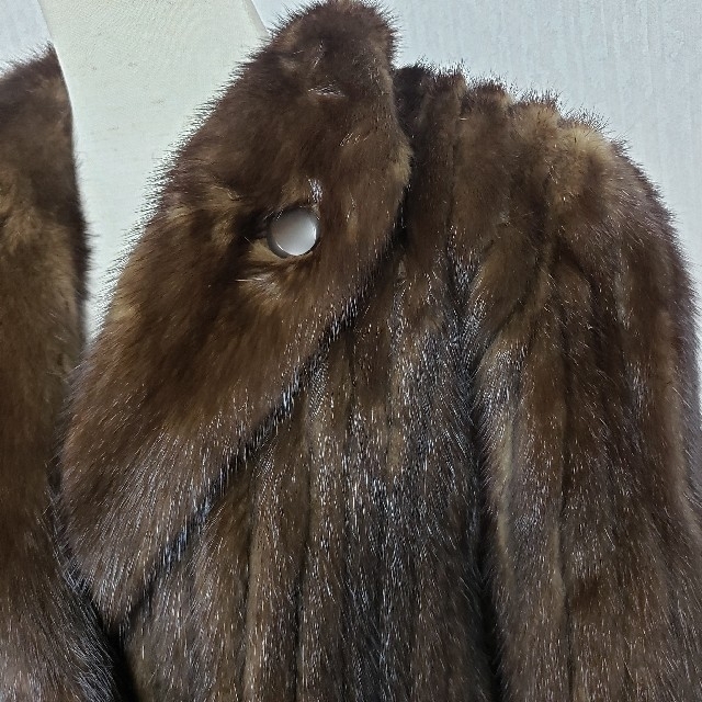 ムーンバットROSE MOONミンクコート　お洒落なボタン使い レディースのジャケット/アウター(毛皮/ファーコート)の商品写真