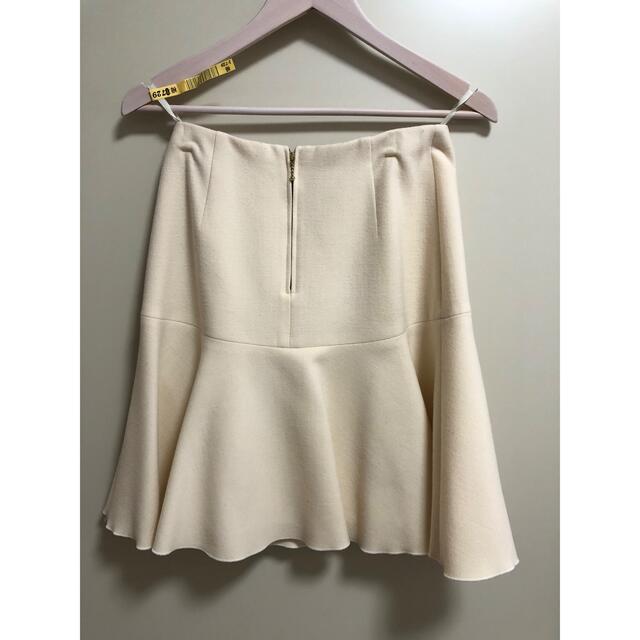 ROPE’(ロペ)のロペ　白　フレアスカート レディースのスカート(ひざ丈スカート)の商品写真