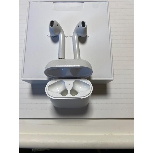 Apple(アップル)の第二世代　APPLE AirPods with Charging Case スマホ/家電/カメラのオーディオ機器(ヘッドフォン/イヤフォン)の商品写真