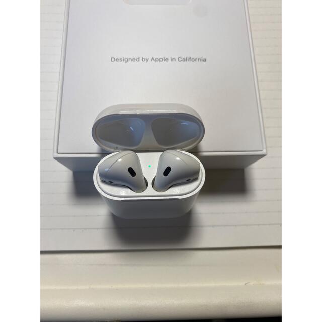 Apple(アップル)の第二世代　APPLE AirPods with Charging Case スマホ/家電/カメラのオーディオ機器(ヘッドフォン/イヤフォン)の商品写真