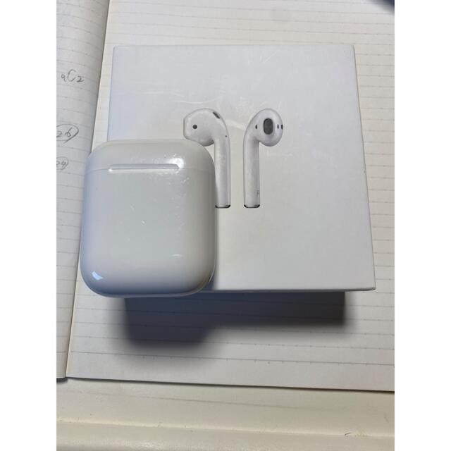 Apple(アップル)の第二世代　APPLE AirPods with Charging Case スマホ/家電/カメラのオーディオ機器(ヘッドフォン/イヤフォン)の商品写真