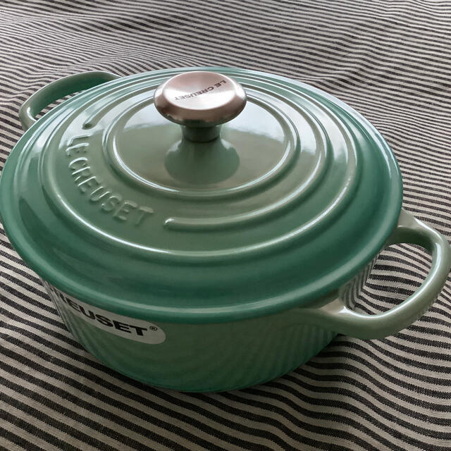 LE CREUSET(ルクルーゼ)の【ルクルーゼジャポン正規品】ココットロンド 20センチ クールミント インテリア/住まい/日用品のキッチン/食器(鍋/フライパン)の商品写真