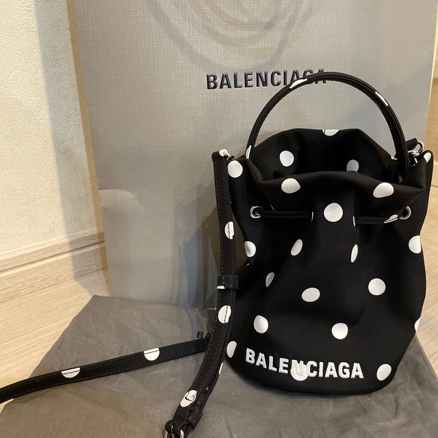 BALENCIAGA BAG(バレンシアガバッグ)のバレンシアガ　バケットバッグ　新品未使用 レディースのバッグ(ショルダーバッグ)の商品写真