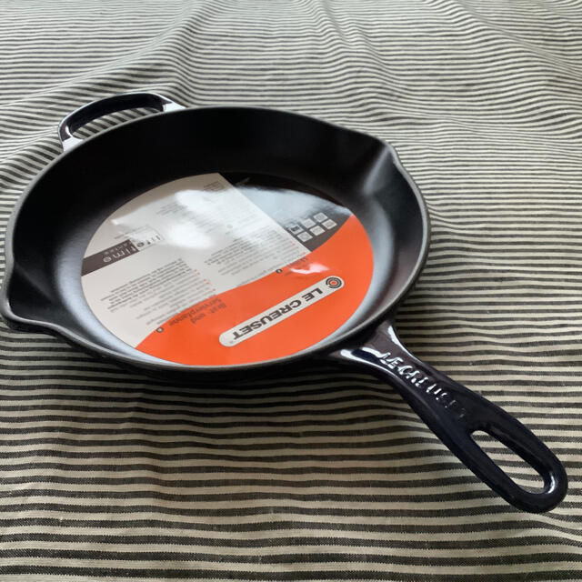 LE CREUSET(ルクルーゼ)の【ルクルーゼジャポン正規品】シグネイチュア スキレットロンド 26 コスモ インテリア/住まい/日用品のキッチン/食器(鍋/フライパン)の商品写真