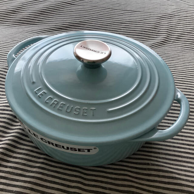 LE CREUSET(ルクルーゼ)の【ルクルーゼジャポン正規品】ココットロンドビス 22センチ サテンブルー インテリア/住まい/日用品のキッチン/食器(鍋/フライパン)の商品写真