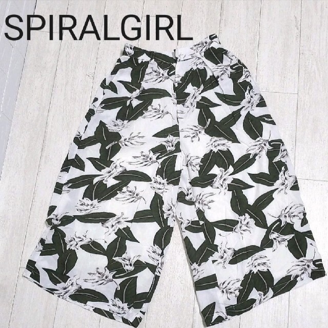 SPIRAL GIRL(スパイラルガール)の『SPIRALGIRL』花柄プリント　ガウチョパンツ　フリー レディースのパンツ(その他)の商品写真