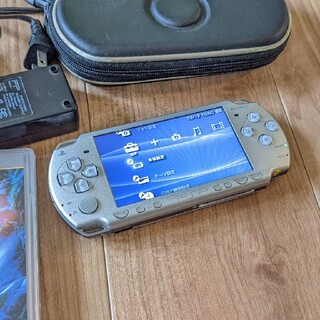 PSP 2000（プレイステーションポータブル）本体とソフト5種(携帯用ゲーム機本体)