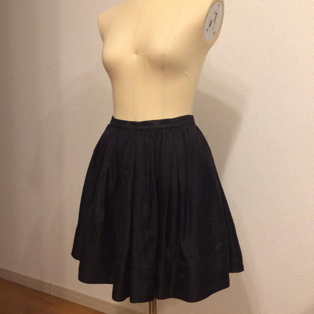 UNITED ARROWS(ユナイテッドアローズ)のふんわりレディなブラックフレアスカート レディースのスカート(ひざ丈スカート)の商品写真