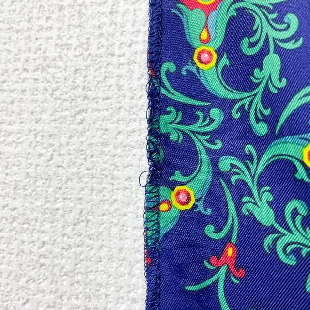 LUSH(ラッシュ)のLUSH knotwrap 青地ボタニカル柄 レディースのファッション小物(バンダナ/スカーフ)の商品写真