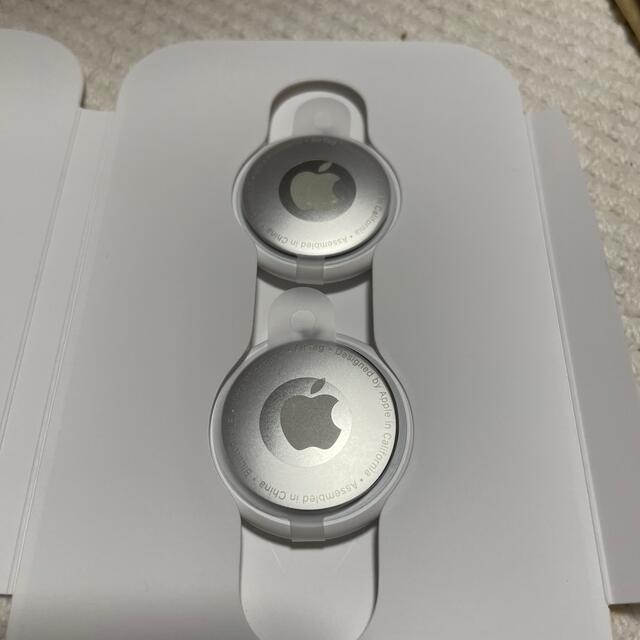 Apple(アップル)のApple AirTag   新品未使用　2個セット　　※本体のみ スマホ/家電/カメラのスマホアクセサリー(その他)の商品写真
