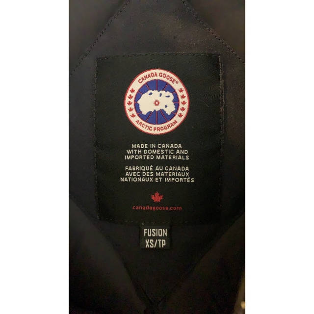 CANADA GOOSE(カナダグース)の値下げ！カナダグース　ヴィクトリアパーカーネイビー　XS レディースのジャケット/アウター(ダウンジャケット)の商品写真