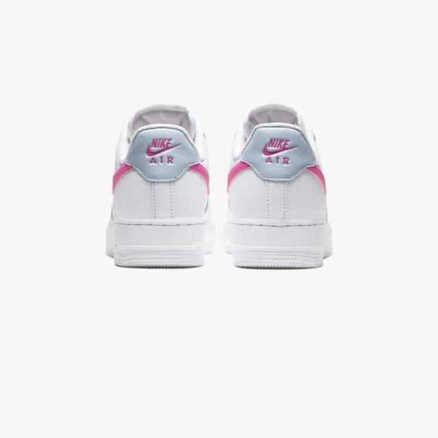 NIKE(ナイキ)のNIKE AIR FORCE 1 07 WMNS WHT/PNK 23.5cm レディースの靴/シューズ(スニーカー)の商品写真