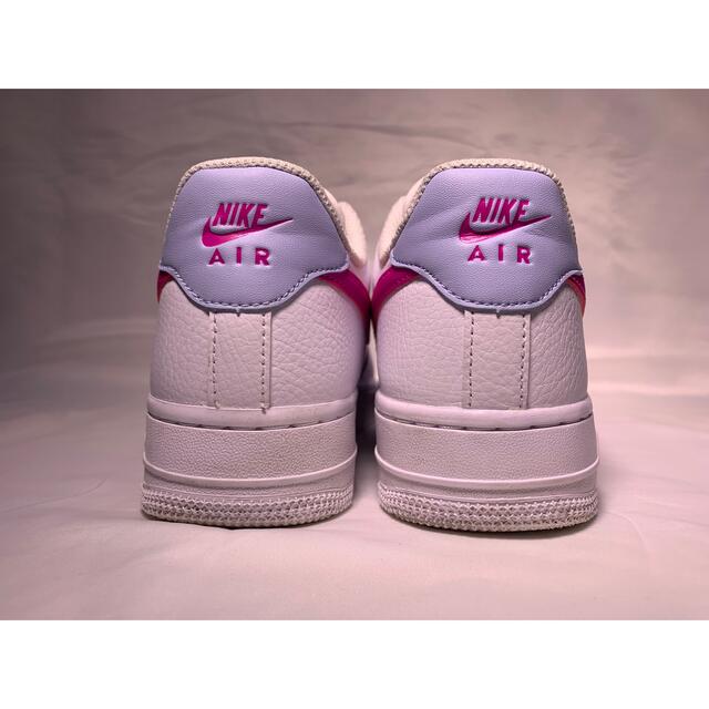 NIKE(ナイキ)のNIKE AIR FORCE 1 07 WMNS WHT/PNK 23.5cm レディースの靴/シューズ(スニーカー)の商品写真