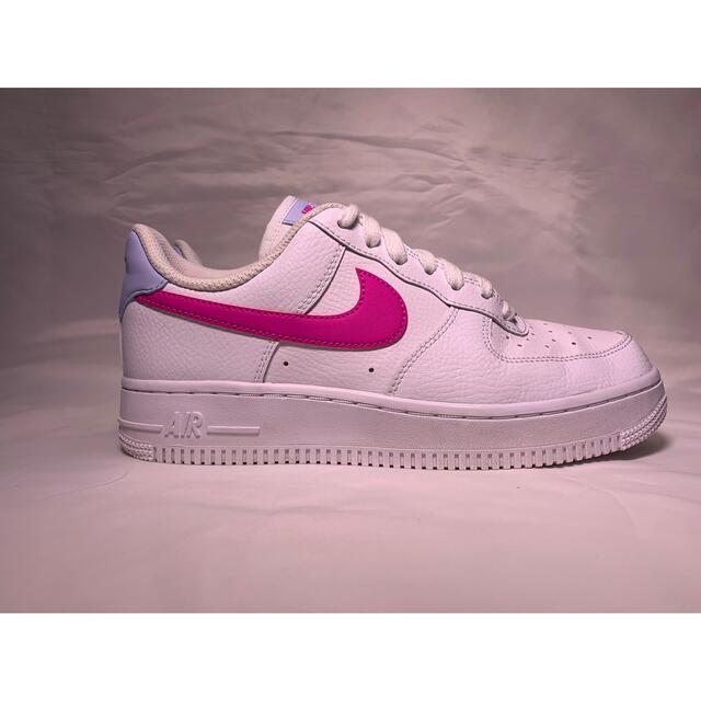 NIKE(ナイキ)のNIKE AIR FORCE 1 07 WMNS WHT/PNK 23.5cm レディースの靴/シューズ(スニーカー)の商品写真