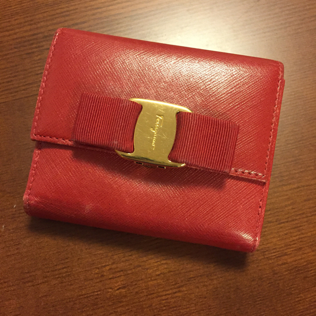 Salvatore Ferragamo(サルヴァトーレフェラガモ)のフェラガモ♡おリボンレッド×ゴールドお財布 レディースのファッション小物(財布)の商品写真