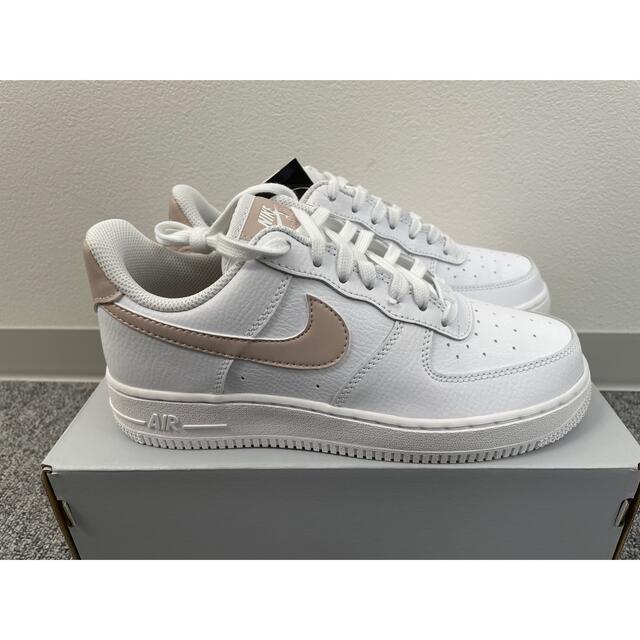 NIKE(ナイキ)のNIKE WMNS AIR FORCE 1 07 23.5 ピンクベージュ 新品 レディースの靴/シューズ(スニーカー)の商品写真