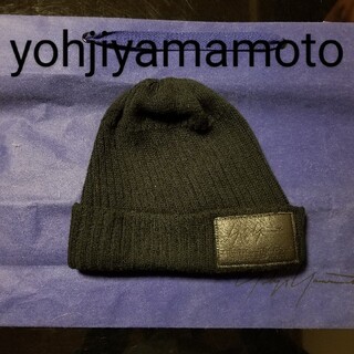 ヨウジヤマモト(Yohji Yamamoto)のyohjiyamamoto 17ss レザーロゴ ニットキャップ(ニット帽/ビーニー)