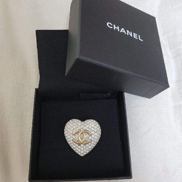 CHANEL(シャネル)のルビーさま専用シャネル　ハートのブローチ　新品未使用 レディースのアクセサリー(ブローチ/コサージュ)の商品写真