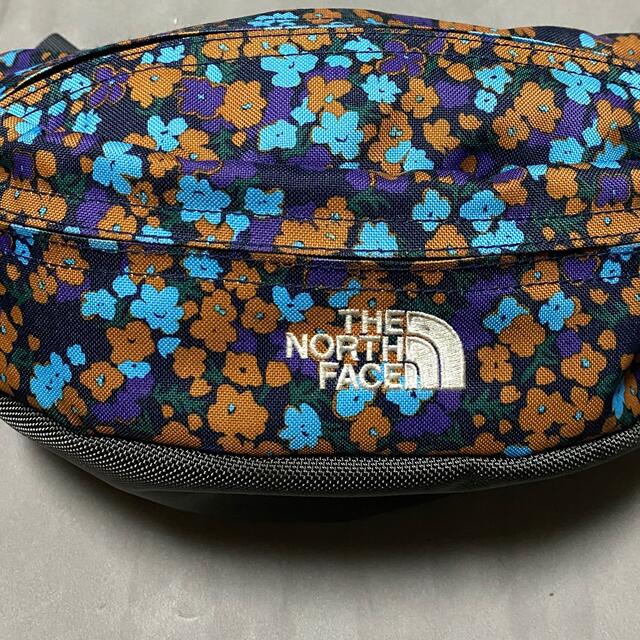 THE NORTH FACE(ザノースフェイス)のTHE NORTH FACE ウエストポーチ ボディバッグ　花柄  レディースのバッグ(ボディバッグ/ウエストポーチ)の商品写真