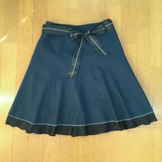 アクシーズファム(axes femme)の【気まぐれ週末SALE】クラシカルなダークグリーンのフレアスカート(ひざ丈スカート)