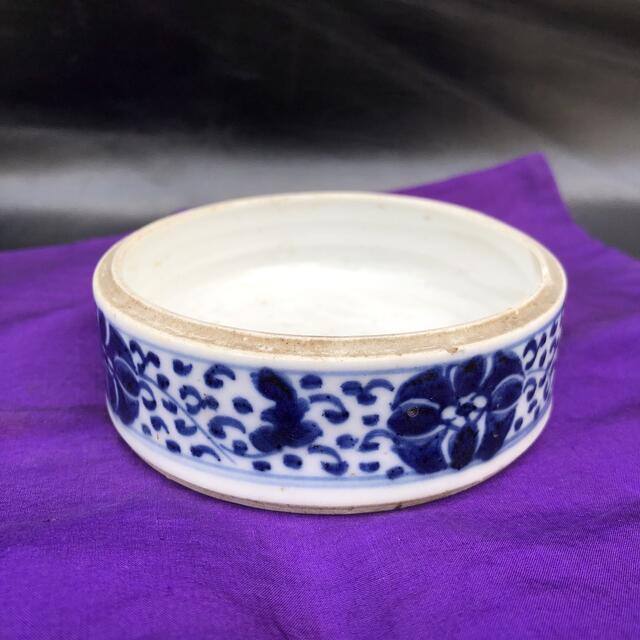 アンティークな年代のかなり可愛い伊万里焼の筒状の陶器の入れ物です