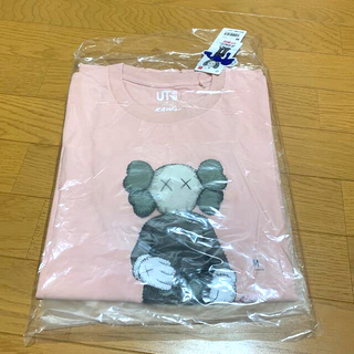 ユニクロ(UNIQLO)のレア　UNIQLO×KAWS コラボTシャツ　ピンク　エルモ(Tシャツ/カットソー(半袖/袖なし))