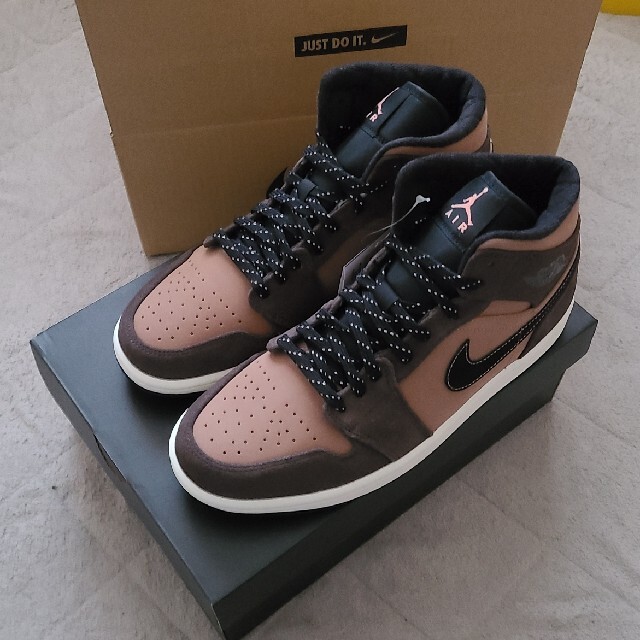 NIKE　AIR JORDAN 1 MID SE Brown