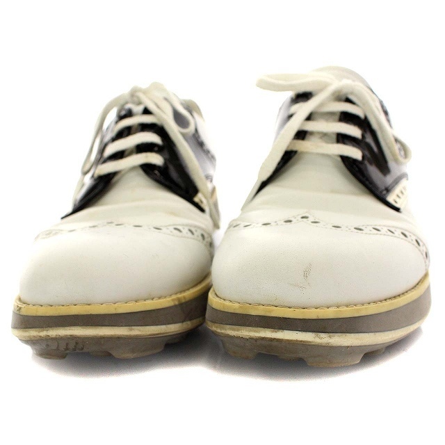 PRADA(プラダ)のプラダ ドレスシューズ ウィングチップ レースアップ レザー 8 白 黒 メンズの靴/シューズ(その他)の商品写真