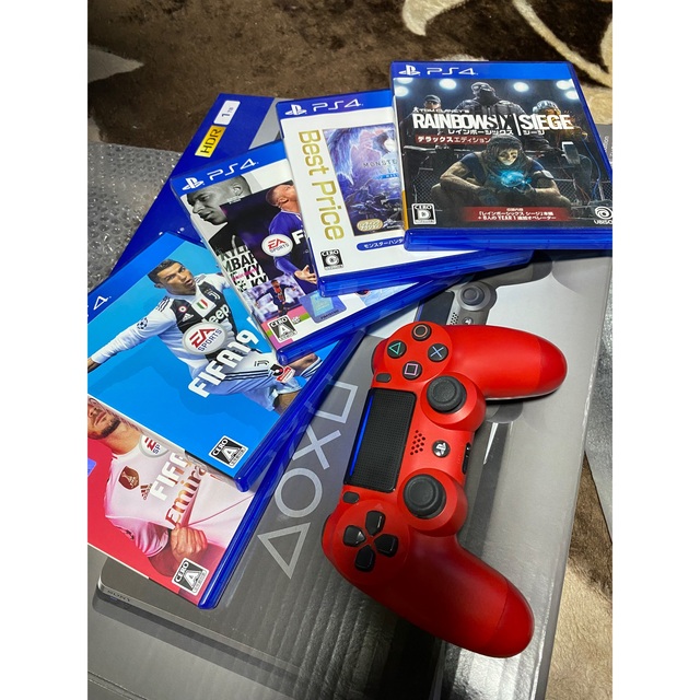 PlayStation4(プレイステーション4)の美品　PS4 本体　メーカー生産終了　(注)コントローラー赤色　ソフトセット エンタメ/ホビーのゲームソフト/ゲーム機本体(家庭用ゲーム機本体)の商品写真